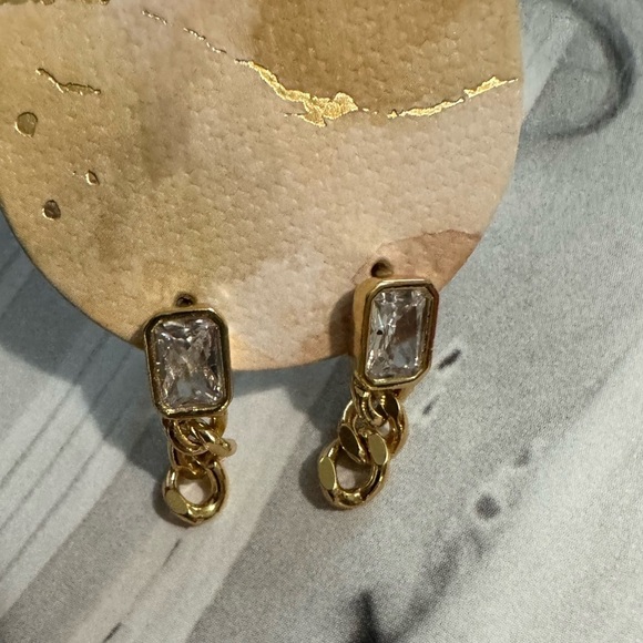 Elegant Gold toneDangle Earrings - Picture 4 of 4